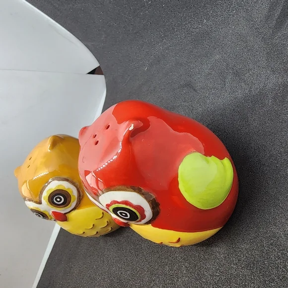 Kitschy Owl Salt And Pepper Shakers - Picture 10 of 11